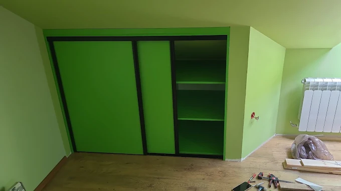 Nowoczesna garderoba z oświetleniem LED